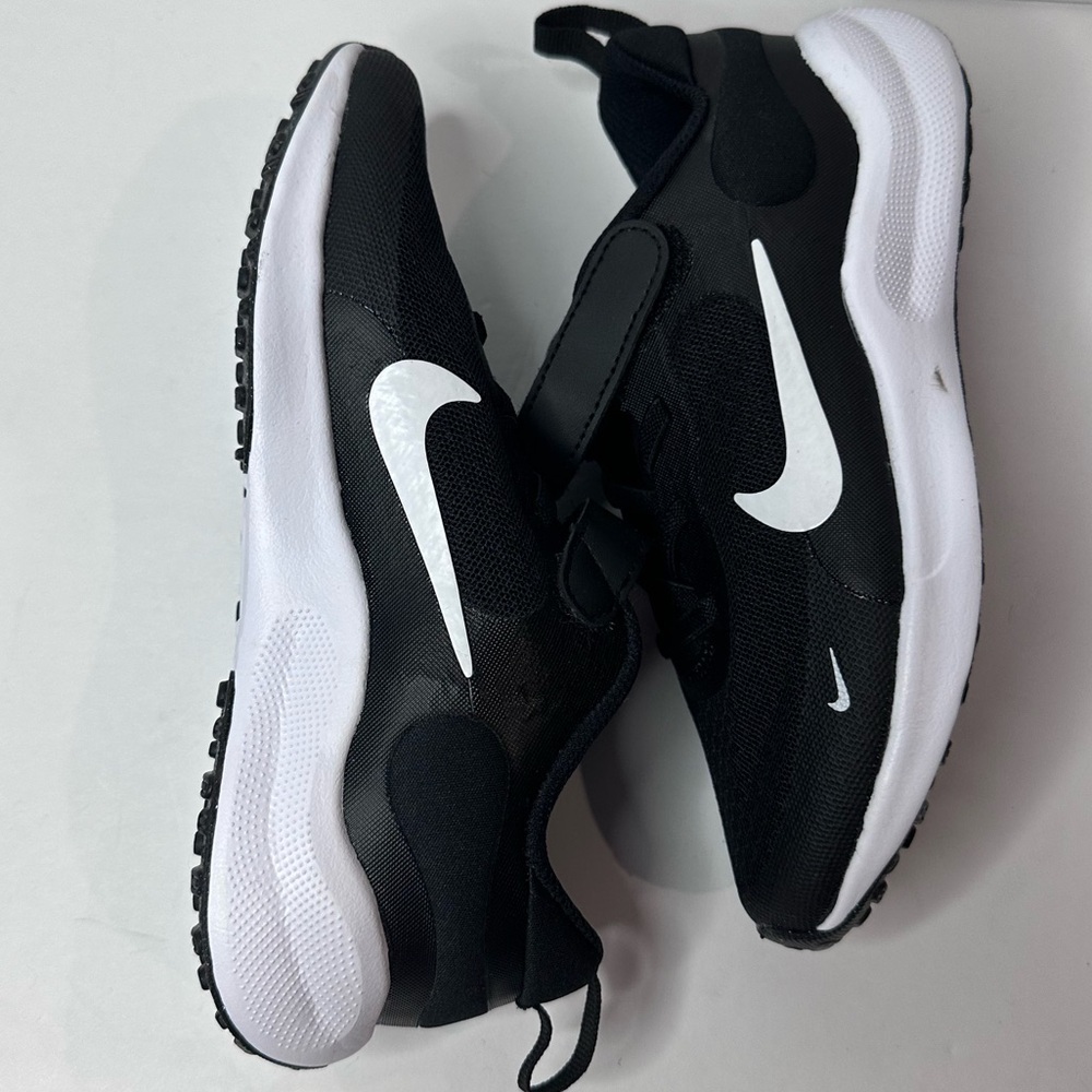 Nike Black and White Sneakers with Velcro Strap - Picture 6 of 8